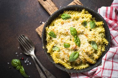 Mac ve peynir geleneksel Amerikan makarna güveci üstten görünüm.