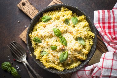 Mac ve peynir geleneksel Amerikan makarna güveci üstten görünüm.