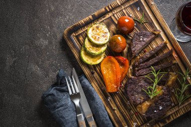 Izgara Dana biftek sebze en iyi manzaralı.