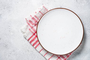 Beyaz plaka ve taş masa üstü peçeteye görüntüleyin.