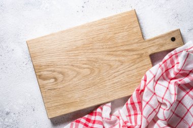 Boş tahta kesme tahtası ve üzerinde beyaz taş masa masa örtüsü.