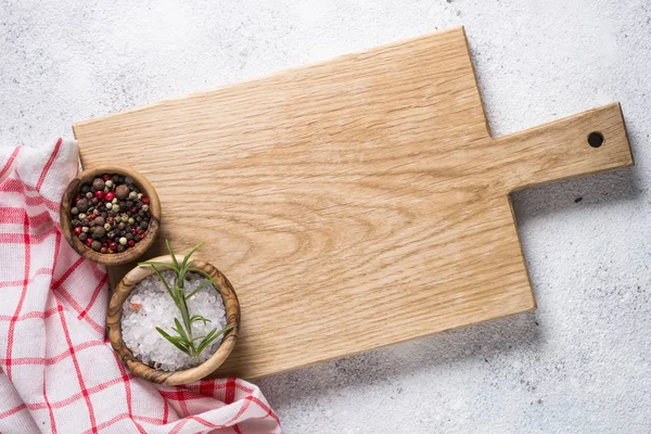 Table à découper en bois vide et nappe sur table en pierre blanche . — Photo