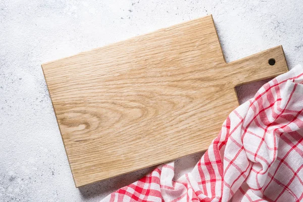 Boş tahta kesme tahtası ve üzerinde beyaz taş masa masa örtüsü.