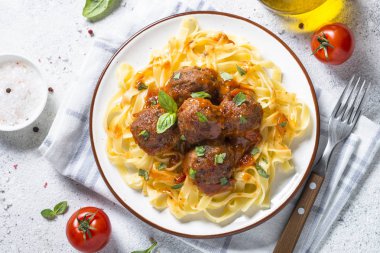 Köfte, domates soslu makarna tagliatelle top ile göster.