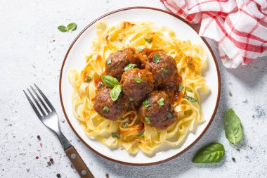 Köfte, domates soslu makarna tagliatelle top ile göster.