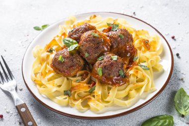 Köfte, domates soslu makarna tagliatelle top ile göster.