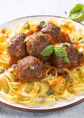 Köfte, domates soslu makarna tagliatelle top ile göster.