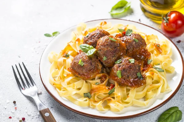 Albóndigas en salsa de tomate con pasta tagliatelle vista superior . — Foto de Stock