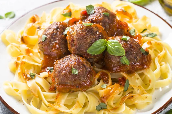 Meatballs in tomato sauce with pasta tagliatelle top view. — Stock Photo, Image