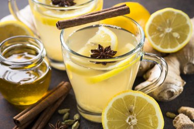 Zencefil, limon, bal ve baharatlar ile Sonbahar sıcak çay.