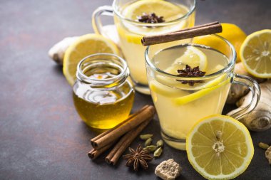 Sıcak zencefil çay limon, bal ve baharatlar ile. 