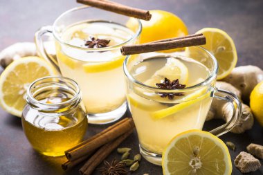 Sıcak zencefil çay limon, bal ve baharatlar ile. 