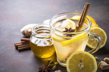 Sıcak zencefil çay limon, bal ve baharatlar ile. 
