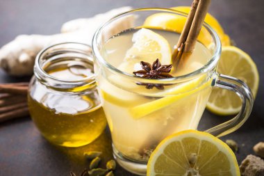 Zencefil, limon, bal ve baharatlar ile Sonbahar sıcak çay.