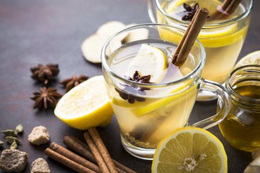 Sıcak zencefil çay limon, bal ve baharatlar ile. 