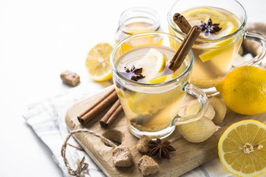 Sıcak zencefil çay limon, bal ve baharatlar ile.