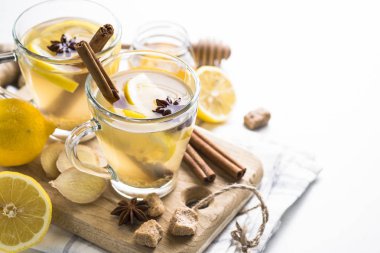 Sıcak zencefil çay limon, bal ve baharatlar ile.