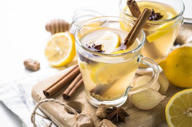 Sıcak zencefil çay limon, bal ve baharatlar ile.