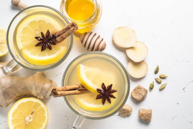Sıcak zencefil çay limon, bal ve baharatlar ile.