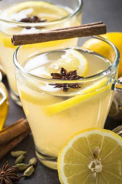 Zencefil, limon, bal ve baharatlar ile Sonbahar sıcak çay.