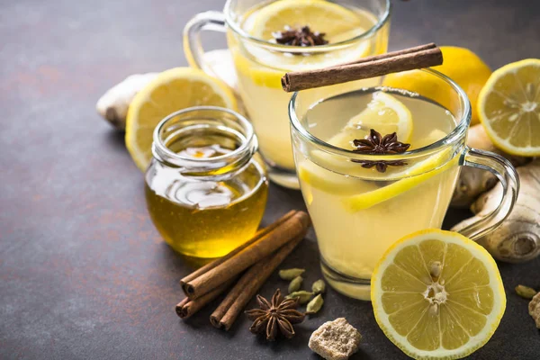 Sıcak zencefil çay limon, bal ve baharatlar ile. 