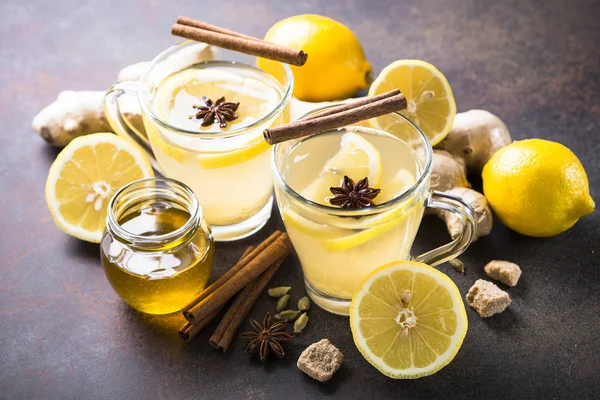 Zencefil, limon, bal ve baharatlar ile Sonbahar sıcak çay.