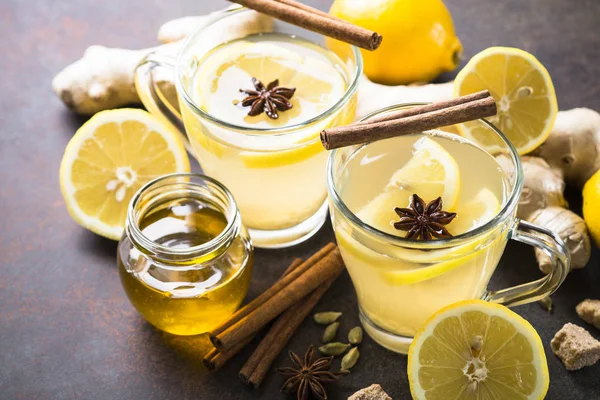 Zencefil, limon, bal ve baharatlar ile Sonbahar sıcak çay.