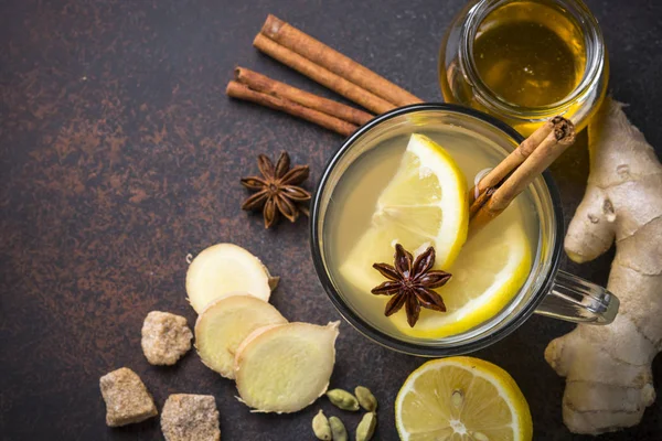Zencefil, limon, bal ve baharatlar ile Sonbahar sıcak çay.