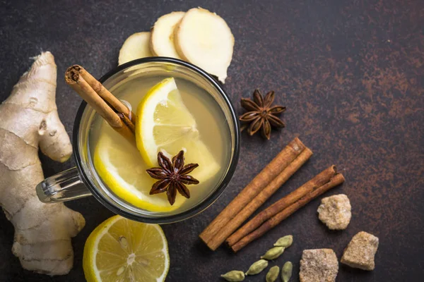 Zencefil, limon, bal ve baharatlar ile Sonbahar sıcak çay.