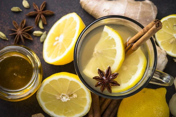 Zencefil, limon, bal ve baharatlar ile Sonbahar sıcak çay.