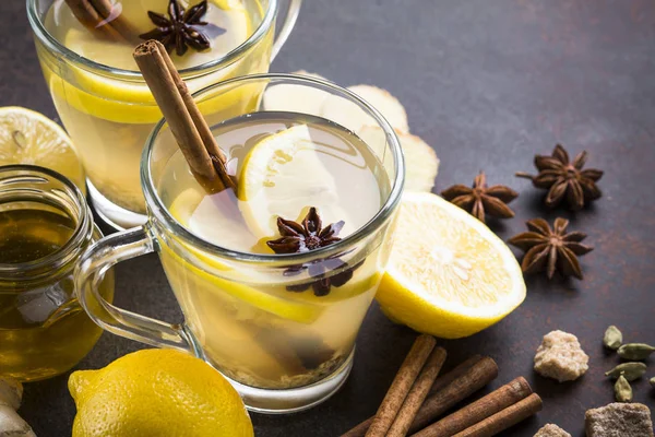 Zencefil, limon, bal ve baharatlar ile Sonbahar sıcak çay.