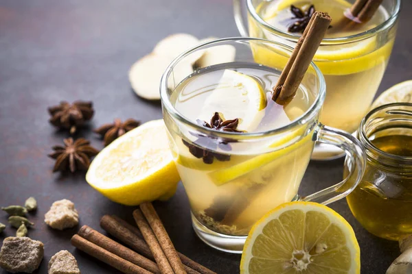 Sıcak zencefil çay limon, bal ve baharatlar ile. 