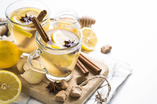 Sıcak zencefil çay limon, bal ve baharatlar ile.