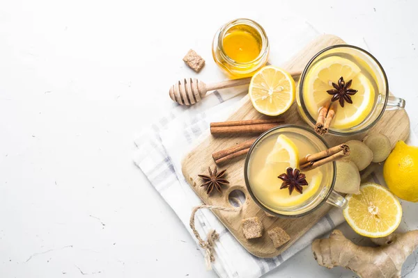 Sıcak zencefil çay limon, bal ve baharatlar ile.
