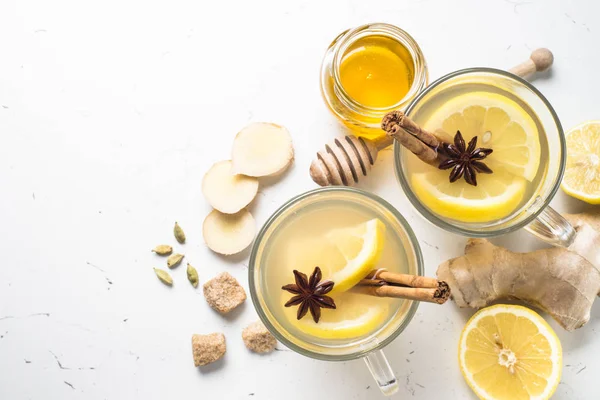 Sıcak zencefil çay limon, bal ve baharatlar ile.