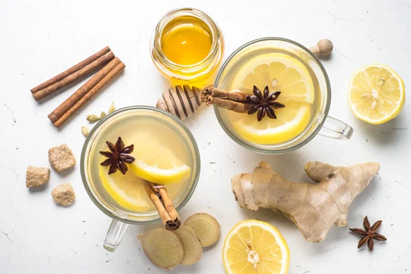 Sıcak zencefil çay limon, bal ve baharatlar ile.
