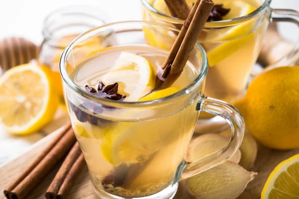 Sıcak zencefil çay limon, bal ve baharatlar ile.