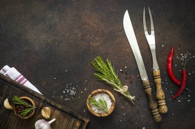 Gıda arka plan üzerinde koyu taş tablo üstten görünüm.