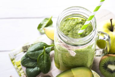 Mason kavanoza yeşil smoothie.