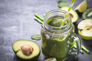 Sağlıklı yeşil smoothie mason kavanoza ve malzemeler. 