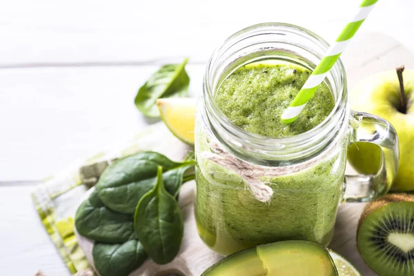 Mason kavanoza yeşil smoothie.