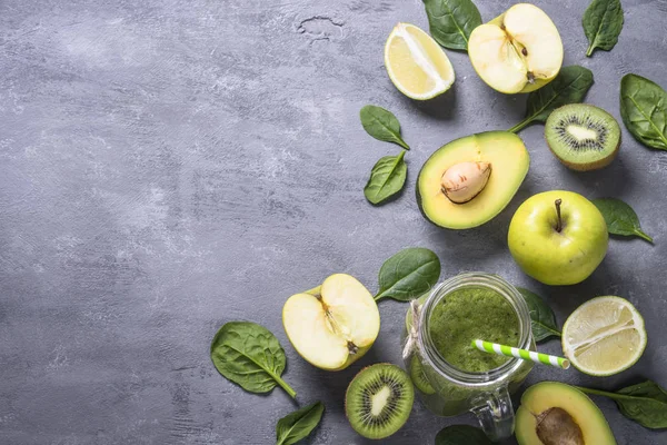 Здоровый зеленый смузи в кувшине и ингредиентах . — стоковое фото