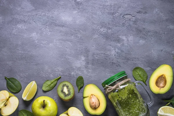 石工の瓶や食材で健康的な緑のスムージー. — ストック写真
