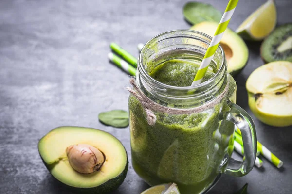Healthy green smoothie in mason jar and ingredients. — Stock Photo, Image
