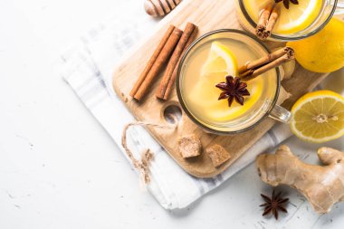 Sıcak zencefil çay limon, bal ve baharatlar ile.