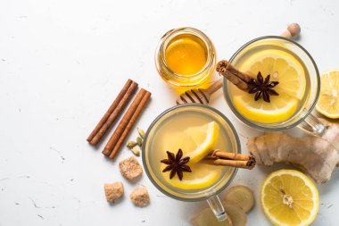 Sıcak zencefil çay limon, bal ve baharatlar ile.