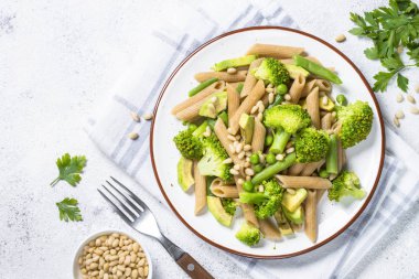 Vejetaryen Makarna. Brokoli, avakado, yeşil fasulye, bezelye ve çam fıstığı ile tam buğday makarna penne.