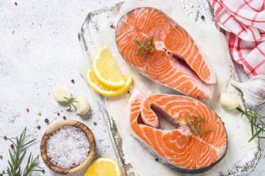 Somon steak çiğ balık yemek için hazır. Taş masa lambası üzerinde üstten görünüm.