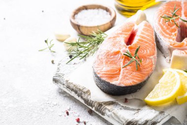 Somon steak taze balık baharatlar ile yakın çekim.