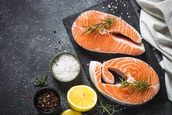 Ikan Mentah Salmon Siap Untuk Dimasak Tampilan Atas Tabel Slate — Stok Foto